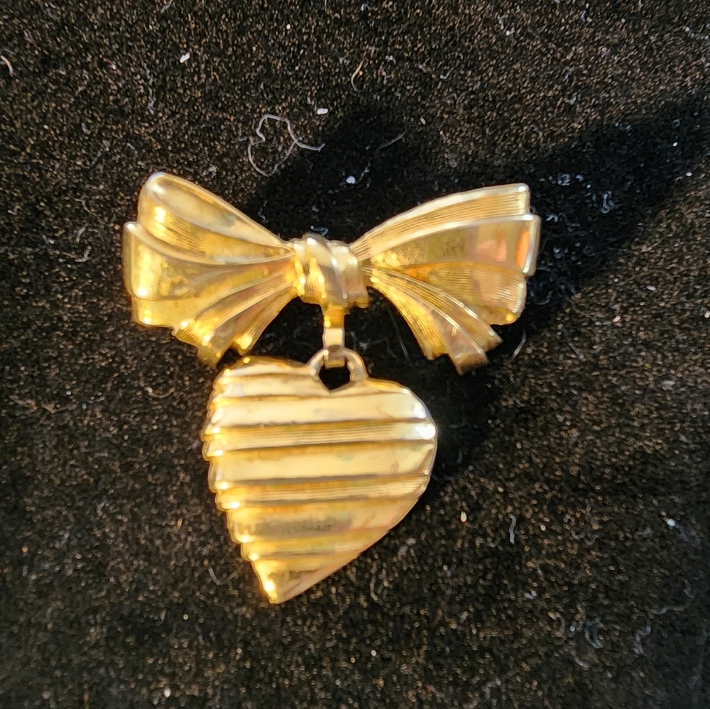 Avon Gold-Tone Bow & Heart Brooch  “I Love You Grandmother” Engraved